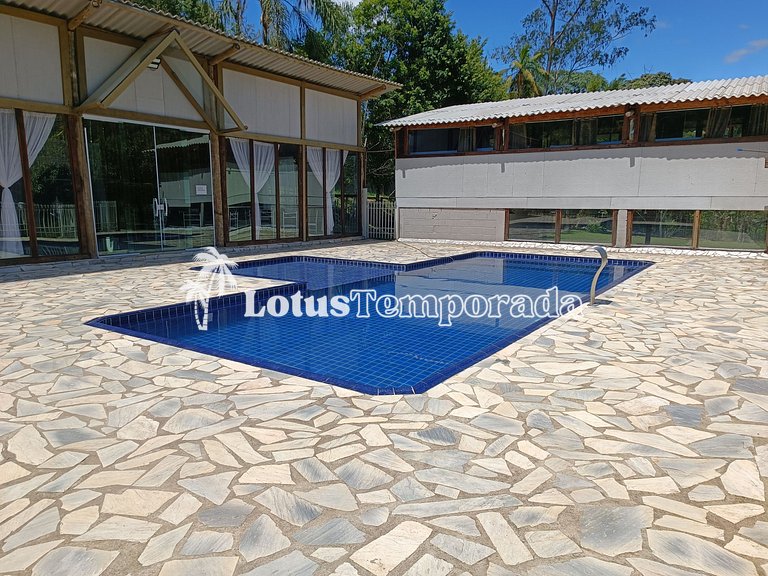 Sitio para evento com salão, piscina e lagos LT0021