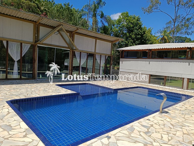 Sitio para evento com salão, piscina e lagos LT0021